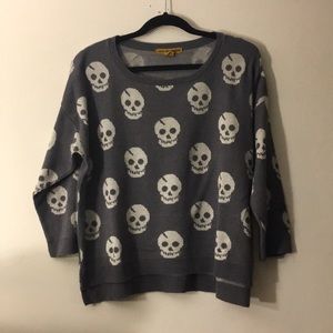 NWOT gray and white skull sweater tee